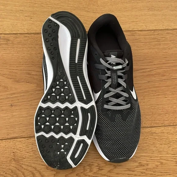 Men’s. Nike. 9.5 - Picture 4 of 5